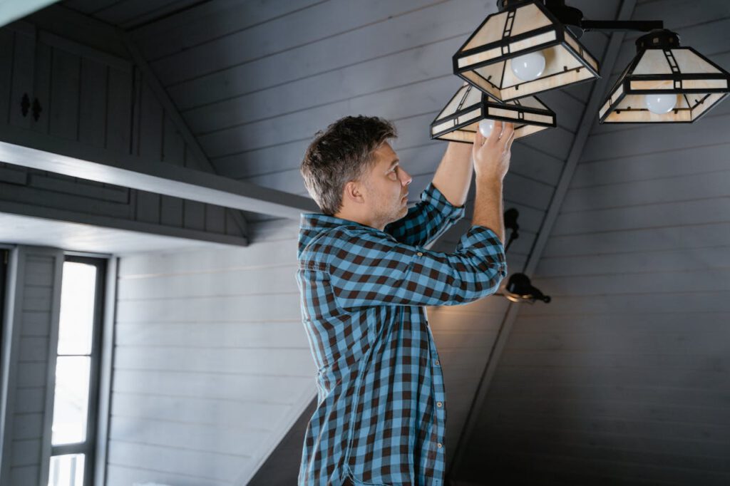 Manitas profesional realizando reparaciones en un domicilio de Sevilla